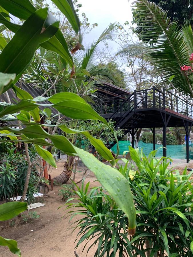 Montra Long Beach Bungalows Ko Lanta Buitenkant foto