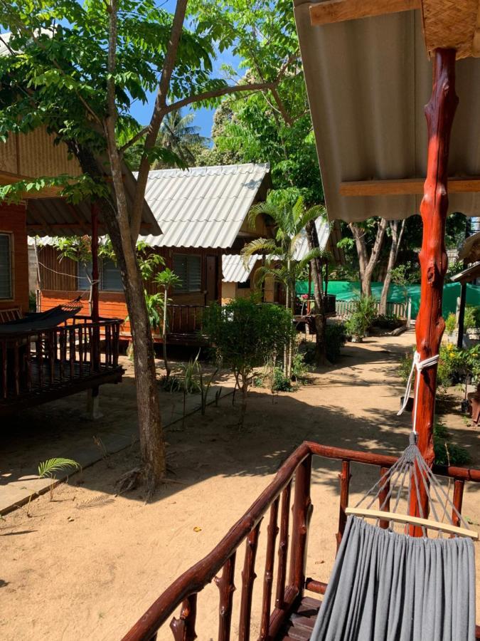 Montra Long Beach Bungalows Ko Lanta Buitenkant foto