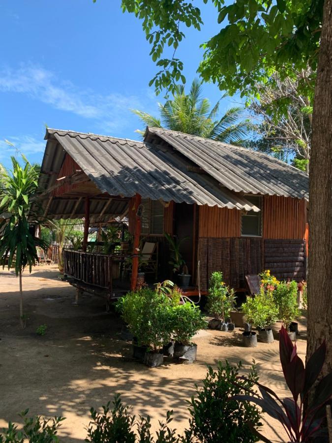 Montra Long Beach Bungalows Ko Lanta Buitenkant foto