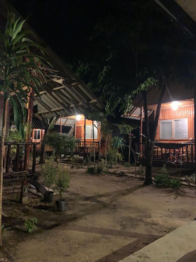 Montra Long Beach Bungalows Ko Lanta Buitenkant foto