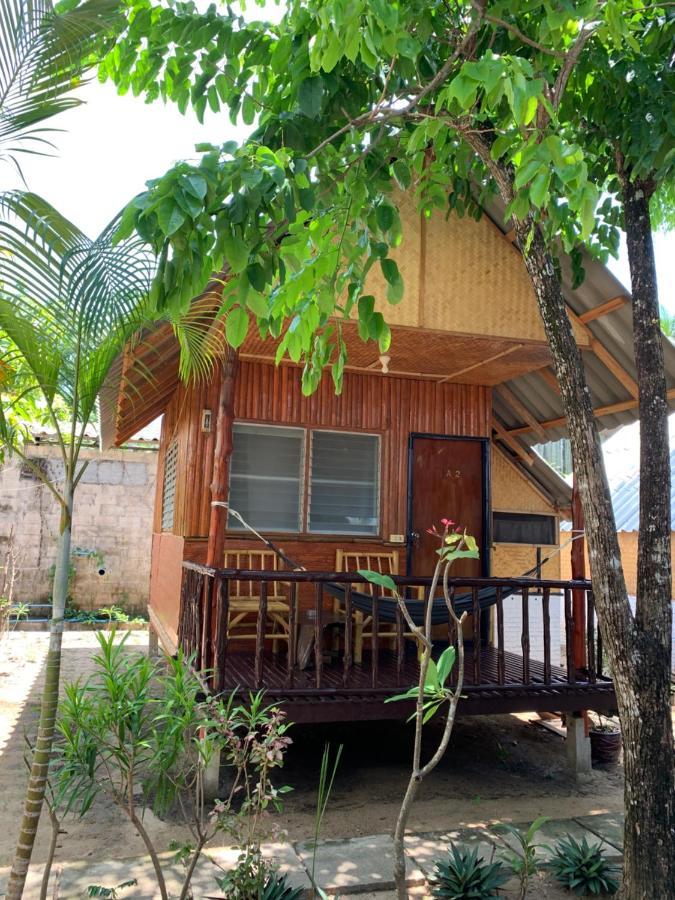 Montra Long Beach Bungalows Ko Lanta Buitenkant foto