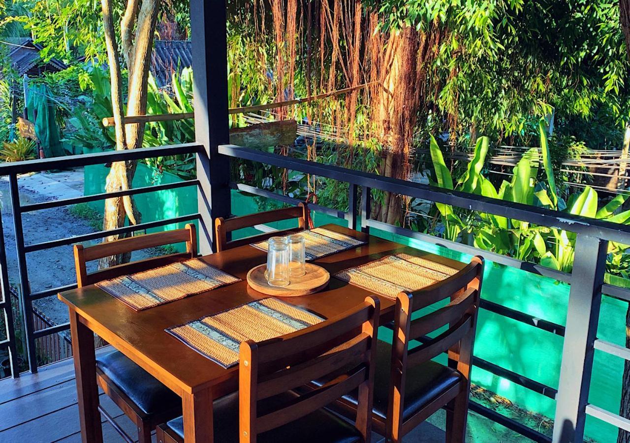 Montra Long Beach Bungalows Ko Lanta Buitenkant foto