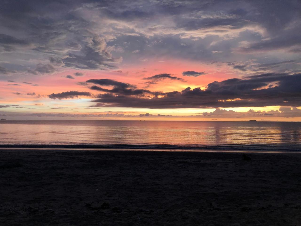 Montra Long Beach Bungalows Ko Lanta Buitenkant foto